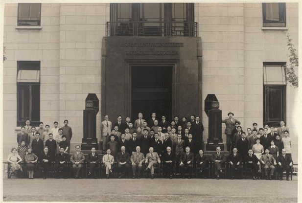 圖為1935年5月，雷士德醫(yī)學(xué)研究院全體成員合影.jpg