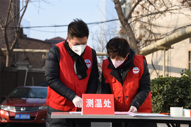 2020年2月，在公司認領(lǐng)的無物業(yè)管理執(zhí)勤點位上，黨員在執(zhí)勤點位上工作.jpg