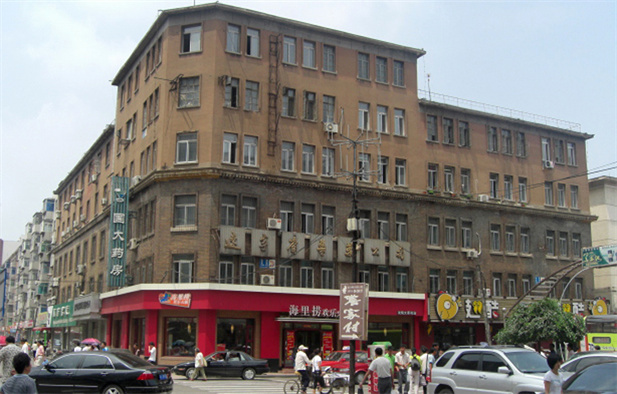 1949年，東北醫(yī)藥總公司辦公樓（位于沈陽(yáng)市太原街13 號(hào)，其中第一至第三層為30年代原建筑，第四層以上為80  年代所接蓋。.jpg