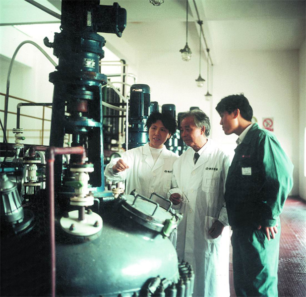 上世紀(jì)90年代，周后元在藥廠生產(chǎn)車間指導(dǎo)工作。1994年周后元當(dāng)選首批中國(guó)工程院院士。.jpg