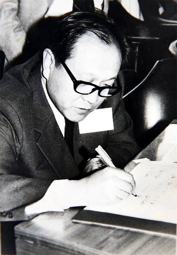 1979年，世界衛(wèi)生組織考察確證我國(guó)已于60年代初消滅天花。12月，北京生研所所長(zhǎng)章以浩作為全球消滅天花證實(shí)委員會(huì)成員，在全球消滅天花證書(shū)上簽字。次年5月，世界衛(wèi)生組織第33屆世界衛(wèi)生大會(huì)宣布全球已消滅天花.jpg