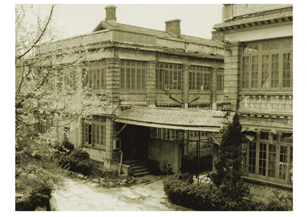 1949年新中國(guó)成立前后，中央防疫實(shí)驗(yàn)處先后更名為中央防疫處、天壇防疫處。12月，移交中華人民共和國(guó)衛(wèi)生部直接領(lǐng)導(dǎo)。同年，華東人民制藥公司上海生物制品廠（上海生物制品研究所前身）成立，圖為上海生物制品廠.jpg