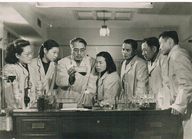 1950年代，著名微生物藥物學(xué)家，后任上海醫(yī)藥工業(yè)研究院抗生素室主任、副院長、名譽(yù)院長的童村，與科研人員在一起開展課題研究。.jpg