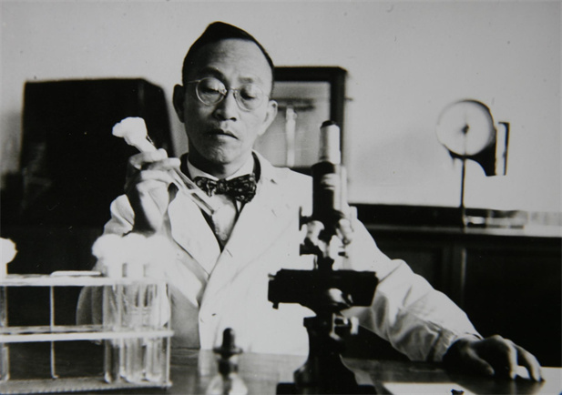 1955年，湯飛凡主持的沙眼研究小組分離出世界上第一株“沙眼衣原體”，命名為TE8，后在國際醫(yī)學(xué)界引起巨大反響，為我國贏得了榮譽(yù)，為我國微生物學(xué)界爭得了光榮.jpg