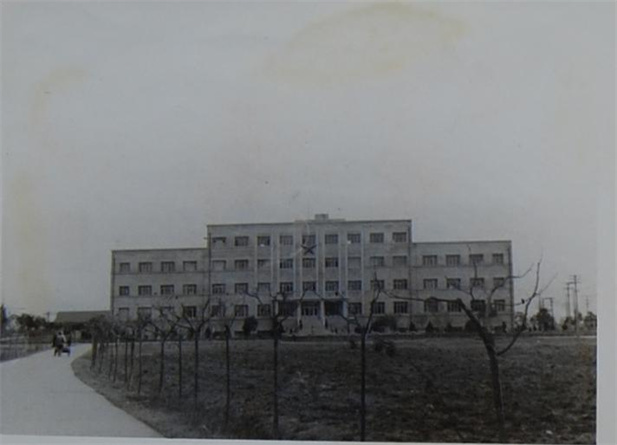 1958年，成都生物制品研究所成立。通過(guò)幾年的機(jī)構(gòu)調(diào)整、改造和建設(shè)，我國(guó)建成了北京、長(zhǎng)春、成都、蘭州、上海、武漢六大生物制品研究所。它們既是生產(chǎn)又是研究機(jī)構(gòu)，逐步成為本地區(qū)應(yīng)用微生物學(xué)、免疫學(xué)研究開(kāi)發(fā)基地及免疫接種科學(xué)技術(shù)的指導(dǎo)中心.jpg