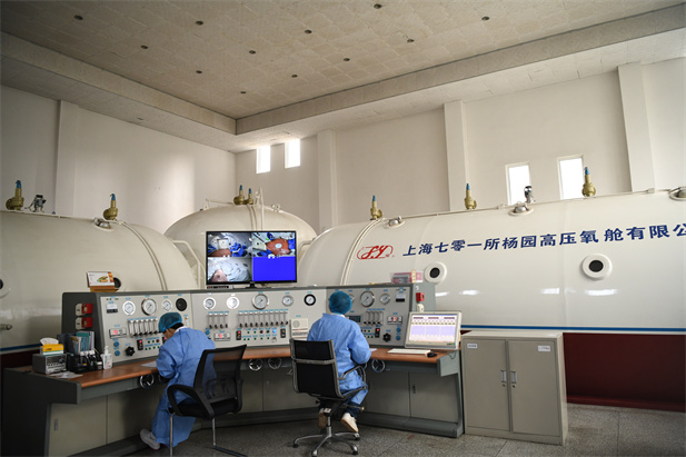2020年2月，國藥東風(fēng)總醫(yī)院使用高壓氧艙技術(shù)治療新冠肺炎。.jpg