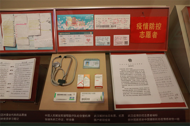 在慶祝中國共產(chǎn)黨成立100 周年之際，中國共產(chǎn)黨歷史展覽館正式開館。國藥集團(tuán)新冠疫苗實(shí)物、國藥疫苗海外合作工作成果及醫(yī)療物資援外畫面入選“抗擊疫情”展區(qū)，20 萬國藥人的工作成果在百年黨史展覽上留下堅(jiān)實(shí)印記。.jpg
