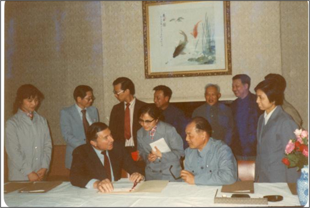 1982年5月，上海施貴寶合資簽約儀式，是中國(guó)改革開放以后成立的第一家中美合資制藥企業(yè)。.png