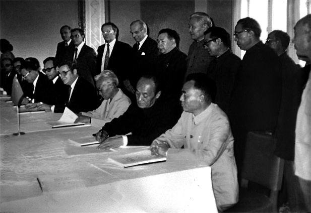 1982年11月，中瑞合資企業(yè)華瑞制藥在京簽約.jpg