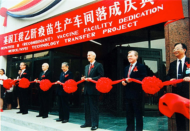 1989年，中國生物制品總公司成立。同年，北京生物制品研究所率先從美國默克公司引進(jìn)重組酵母乙肝疫苗工業(yè)化生產(chǎn)技術(shù).jpg