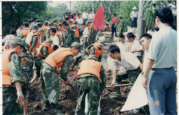 1998年8月15日，太極集團(tuán)派出41名員工組成抗洪搶險(xiǎn)隊(duì)，赴湖北荊州抗洪搶險(xiǎn)。.jpg