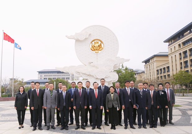 2024年2月26日，國藥集團(tuán)黨委書記、董事長劉敬楨一行訪問澳門大學(xué)，雙方簽署戰(zhàn)略合作協(xié)議并就進(jìn)一步深化合作進(jìn)行會(huì)談。澳門大學(xué)校長宋永華、副校長徐建，國藥集團(tuán)副總經(jīng)理（主持經(jīng)營工作）胡建偉，副總經(jīng)理董增賀、晉斌等出席活動(dòng)。1.png