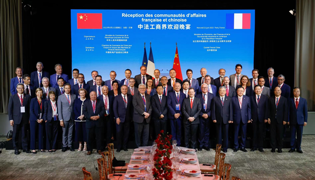 2023年6月21日，國務(wù)院總理李強在巴黎出席中法工商界晚餐會并致辭。法國經(jīng)濟、財政及工業(yè)、數(shù)字主權(quán)部長勒梅爾和100 多名兩國工商界代表出席。國藥集團黨委書記、董事長劉敬楨參加中法工商界晚餐會及中法經(jīng)濟合作交流會等活動。2.jpg