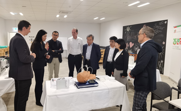 2023年11月10日，國藥集團(tuán)董事長劉敬楨應(yīng)邀率團(tuán)訪問歐洲領(lǐng)先的高端醫(yī)用耗材提供商洛曼勞仕醫(yī)療集團(tuán)，與洛曼勞仕集團(tuán)總裁、首席執(zhí)行官沃爾夫?qū)ぞ鬯估蘸褪紫\(yùn)營官托馬斯·美尼茨會(huì)談交流.jpg