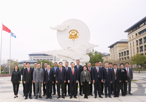 2024年2月26日，國藥集團(tuán)黨委書記、董事長(zhǎng)劉敬楨一行訪問澳門大學(xué)，雙方簽署戰(zhàn)略合作協(xié)議并就進(jìn)一步深化合作進(jìn)行會(huì)談。澳門大學(xué)校長(zhǎng)宋永華、副校長(zhǎng)徐建，國藥集團(tuán)副總經(jīng)理（主持經(jīng)營工作）胡建偉，副總經(jīng)理董增賀、晉斌等出席活動(dòng)。1.png