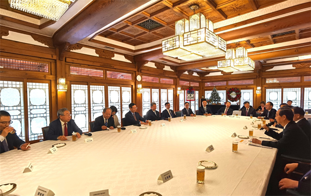 2023年12月20日，國(guó)藥集團(tuán)黨委書記、董事長(zhǎng)劉敬楨參加韓國(guó)總理韓德洙會(huì)見中方代表團(tuán)活動(dòng)并作為代表發(fā)言，就中韓兩國(guó)在生命健康領(lǐng)域未來發(fā)展合作提出積極建議。韓德洙對(duì)國(guó)藥集團(tuán)在韓中經(jīng)濟(jì)社會(huì)及生命健康領(lǐng)域的合作發(fā)展表示贊許.jpg