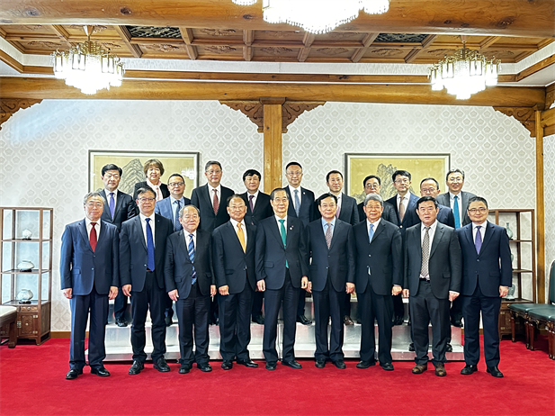 2023年12月20日，國藥集團黨委書記、董事長劉敬楨參加韓國總理韓德洙會見中方代表團活動并作為代表發(fā)言，就中韓兩國在生命健康領(lǐng)域未來發(fā)展合作提出積極建議。韓德洙對國藥集團在韓中經(jīng)濟社會及生命健康領(lǐng)域的合作發(fā)展表示贊許。.jpg