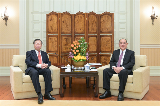 2024年2月26日，澳門特區(qū)行政長官賀一誠會(huì)見國藥集團(tuán)黨委書記、董事長劉敬楨一行，雙方就推動(dòng)大健康產(chǎn)業(yè)發(fā)展、橫琴粵澳深度合作區(qū)建設(shè)等議題交換意見-1.jpg