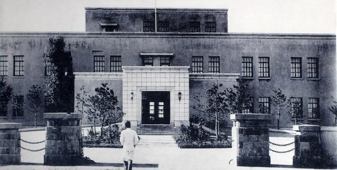 1946年，東北民主聯(lián)軍接管長春衛(wèi)生技術(shù)廠，后改稱東北衛(wèi)生技術(shù)廠（長春生物制品研究所前身）