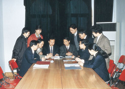 1990年，侯惠民帶領研發(fā)科研人員和企業(yè)科研人員一起交流。1996年侯惠民當選中國工程院院士