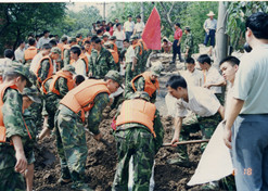 1998年8月15日，太極集團派出41名員工組成抗洪搶險隊，赴湖北荊州抗洪搶險。