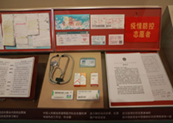 國藥集團(tuán)新冠疫苗實(shí)物、國藥疫苗海外合作工作成果及醫(yī)療物資援外畫面入選中國共產(chǎn)黨歷史展覽館“抗擊疫情”展區(qū)。