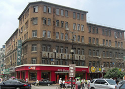 1949年，東北醫(yī)藥總公司辦公樓（位于沈陽市太原街13 號，其中第一至第三層為30年代原建筑，第四層以上為80  年代所接蓋
