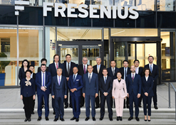 2023年11月2日-5日，國藥集團(tuán)董事長劉敬楨率團(tuán)訪問費(fèi)森尤斯集團(tuán)與費(fèi)森尤斯卡比公司總部