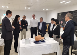 2023年11月10日，國藥集團(tuán)董事長劉敬楨應(yīng)邀率團(tuán)訪問歐洲領(lǐng)先的高端醫(yī)用耗材提供商洛曼勞仕醫(yī)療集團(tuán)
