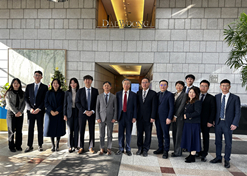 2023年12月19日至21日，劉敬楨一行在與大熊制藥總經(jīng)理樸聖秀、全球事業(yè)部部長金度榮、中國事業(yè)組組長文智英等會(huì)談