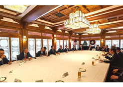 2023年12月20日，國藥集團(tuán)黨委書記、董事長劉敬楨參加韓國總理韓德洙會(huì)見中方代表團(tuán)活動(dòng)并作為代表發(fā)言